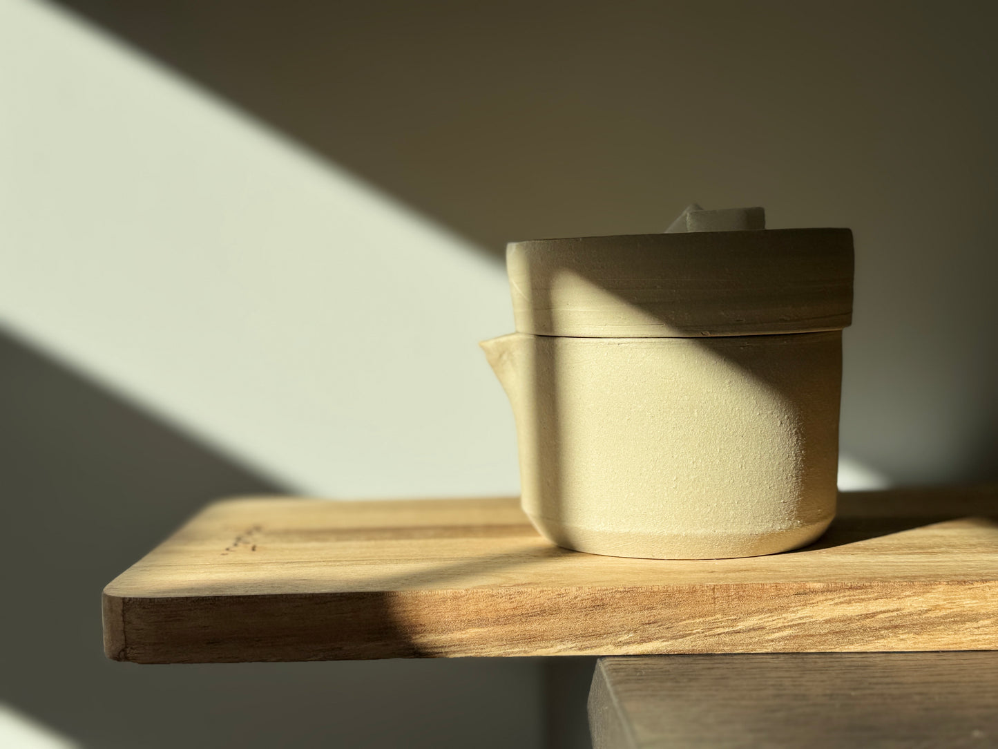 Melkkan met suikerpotje erop