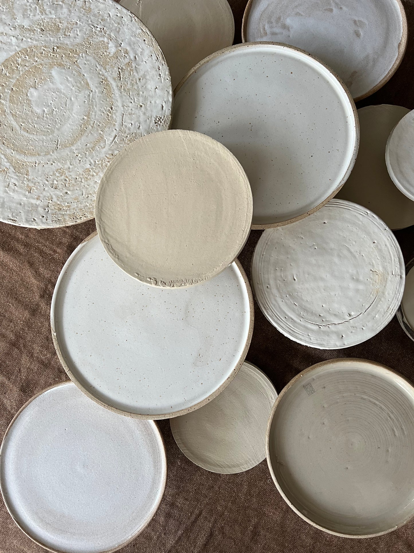 Taartschotel Taupe met wit glazuur