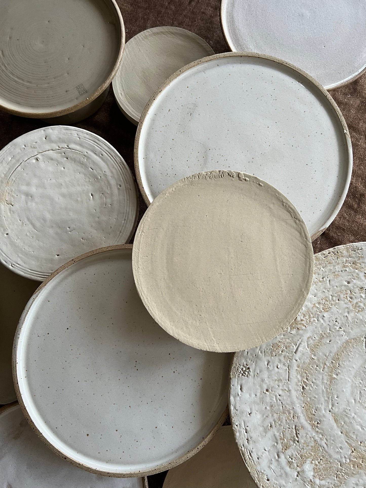 Taartschotel Taupe met wit glazuur