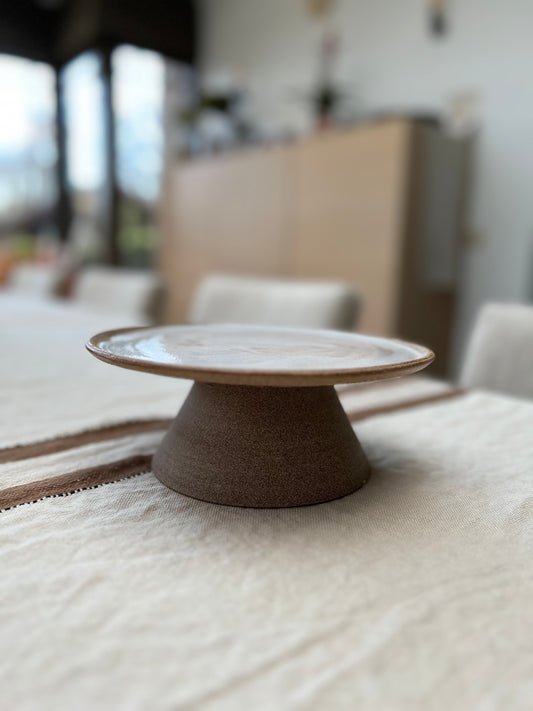 Taartschotel Taupe met wit glazuur