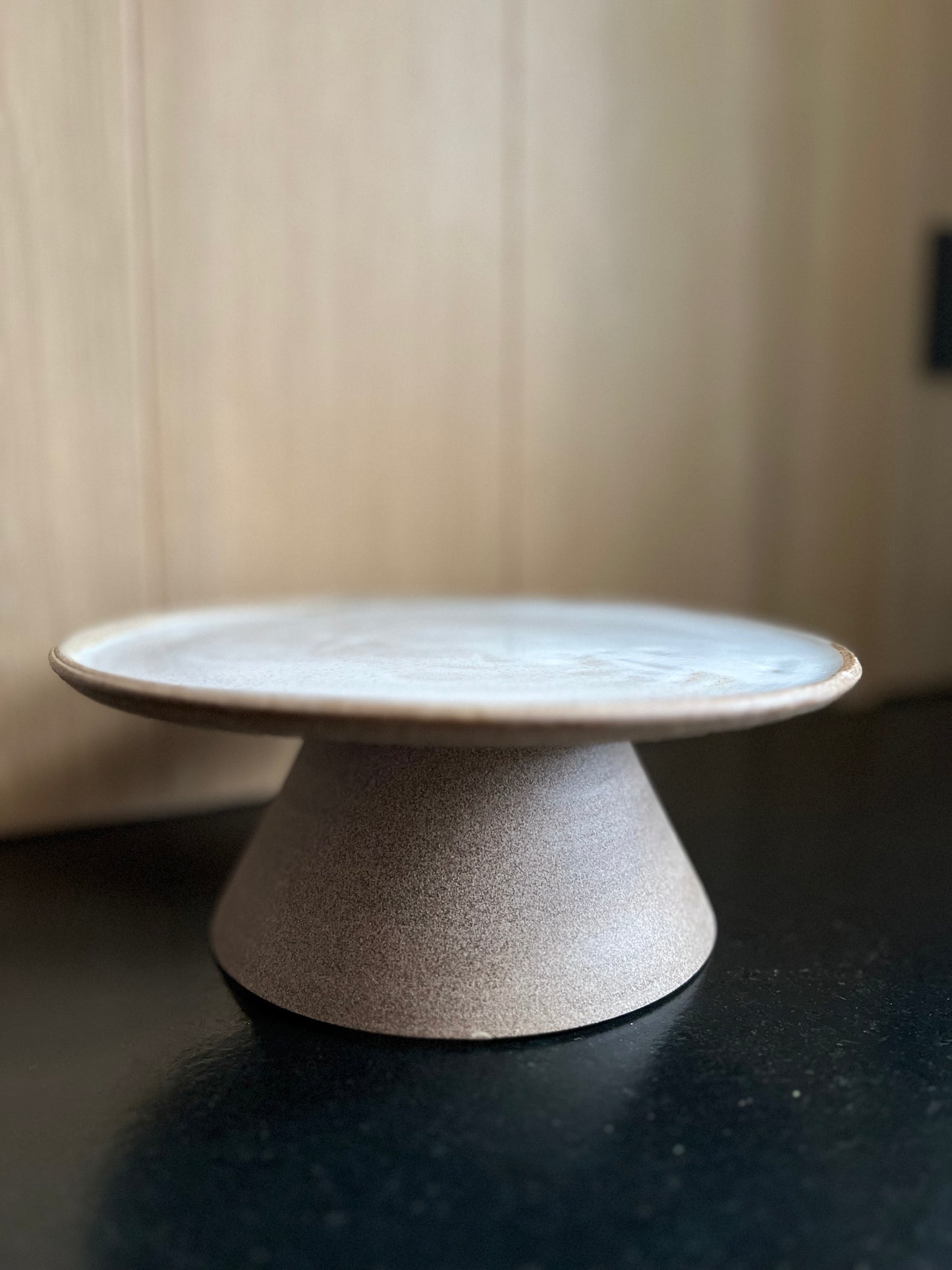 Taartschotel Taupe met wit glazuur