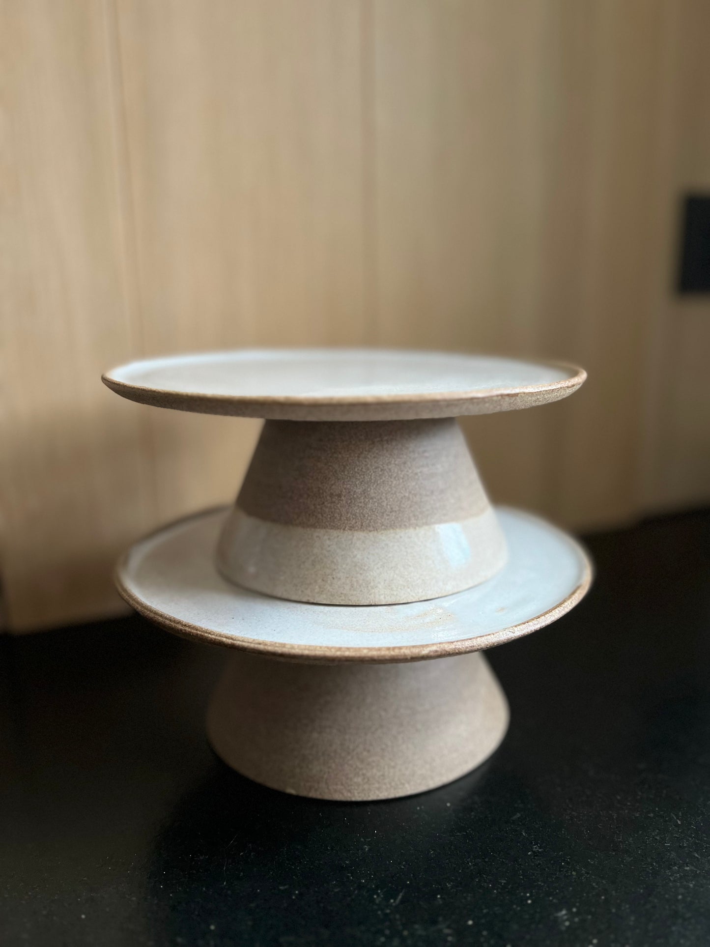 Taartschotel Taupe met wit glazuur